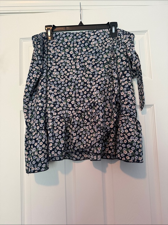 SHEIN Dresses & Skirts - SHEIN Black Floral Tiered Mini Skirt with White & Pink Daisies